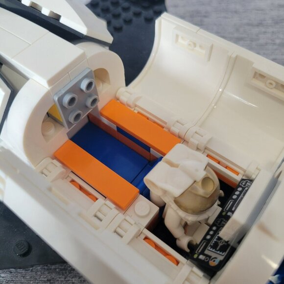 LEGO CITY: Mars Research Shuttle (60226) - Picture 10 of 14